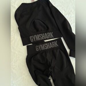 Black 
Shorts 
Long sleeve